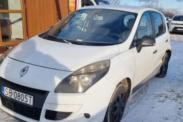 2009r, 1.5 DCI. Lekko uszkodzony lewy tył. Jeździ.