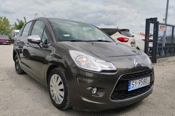 2013r, 1.2 Benzyna. Uszkodzony lewy bok i lekko prawy tył. Jeździ