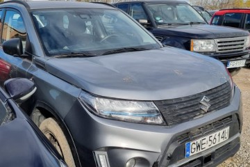 10/2021r, 1.4 Benzyna. Lekko uszkodzony przód i tył.