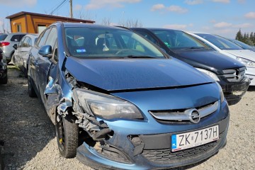 2015r. 1.4 Benzyna. Uszkodzony prawy bok. Jeździ.