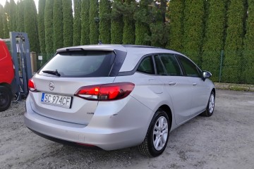 2018r, 1.6 CDTI. Lekko przetarty lewy bok. Jeździ.