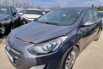 2015r, 1.4 Benzyna. Uszkodzony prawy bok i tył. Jeździ.