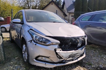 2015r, 1.2 Benzyna. Uszkodzony przód.