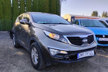 2013r, 1.7 CRDI. Uszkodzony tył i lekko przód. Jeździ.