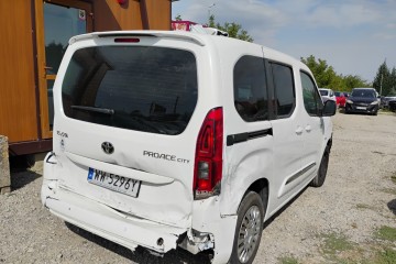 XI 2021r, 1.5 Diesel. Uszkodzony przód i lekko tył. Jeździ VAT 23%