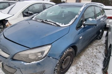 2015r. 1.4 Benzyna. Uszkodzony prawy bok. Jeździ.