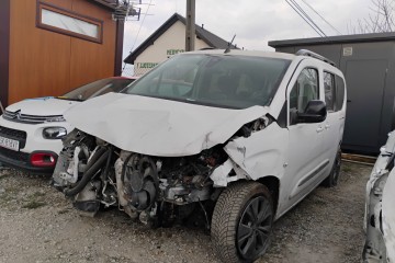 2022r, 1.2 Benzyna. AUTOMAT. Uszkodzony przód i tył. VAT 23 % brutto.