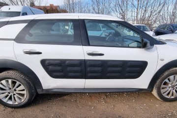 12/2015r, 1.2 Benzyna. Lekko uszkodzony lewy tył. Jeździ.