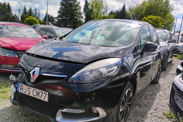 11/2014r, 1.5 DCI. Uszkodzony prawy przód i tył. Jeździ