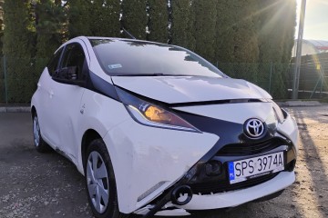 12/2017r,SALON POLSKA1.0 Benzyna. Uszkodzony przód i lewy bok. Jeździ.