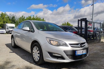 2015r, 1.6 DIESEL. Uszkodzony tył i lekko przetarty lewy bok. Jeździ.