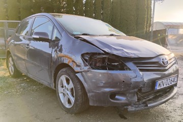 2010r, 1.6Benzyna. Uszkodzony przód i lewy bok.