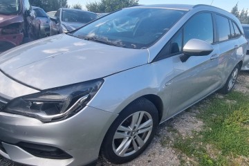 2020r, 1.6 CDTI. Lekko uszkodzone boki. Jeździ.