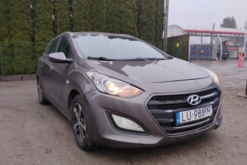 2015r. 1.6 CRDI.  Uszkodzony tył i lekko lewy przód. Jeździ.