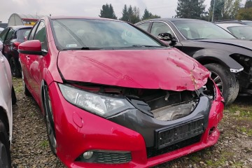 2013r, 1.6 Diesel. Uszkodzony lewy przód i tył.