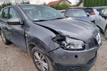 2011r, 2.0 Benzyna. Lekko uszkodzony prawy przód. Jeździ.