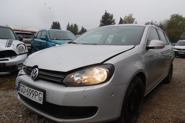 2013r, 1.6 TDI. Uszkodzony prawy przód i tył. Jeździ.