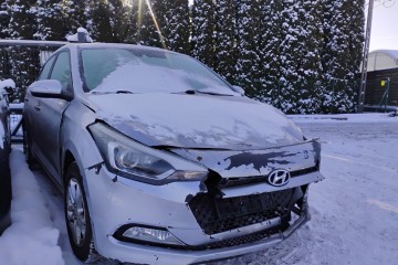 2015r, 1.2 Benzyna. Uszkodzony przód.