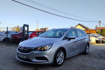 2018r. 1.6 Diesel. Lekko przetarty lewy bok. Jeździ.